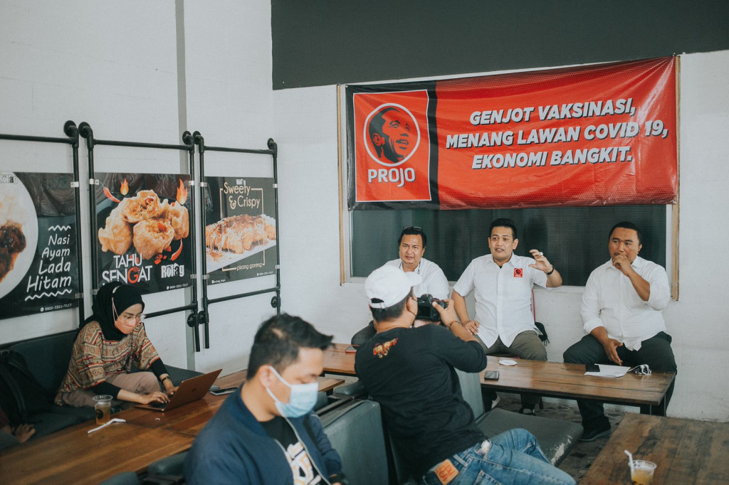 Ormas PROJO saat jumpa pers terkait pelaksanaan vaksinasi covid-19 di Jatim. (Medcom.id/Amal) 