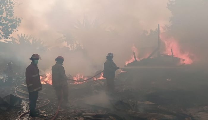 Pabrik kusen di Kelurahan Sukatani, Tapos, Kota Depok, terbakar, Rabu (24/11). MI/Kisar Rajagukguk 