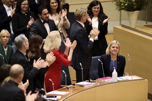 Magdalena Andersson mundur setelah terpilih sebagai Perdana Menteri Swedia. Foto: AFP