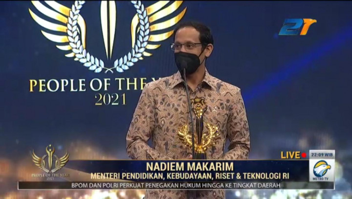 Nadiem Makarim Menerima Penghargaan People of The Year 2021 dari Metro TV