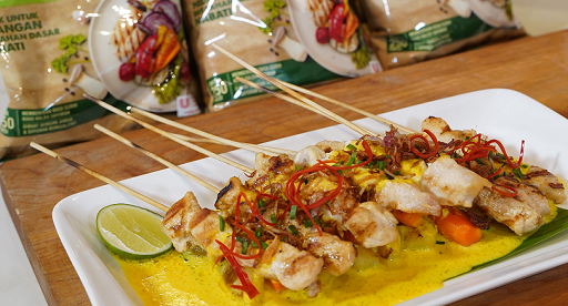 Sate Ayam Kuah Soto Betawi ini bisa menjadi alternatif untuk kamu yang bosan dengan santapan sate yang itu-itu saja. (Foto; Dok. Unilever Indonesia)