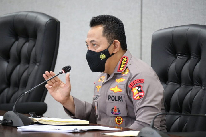 Polri Berjaga di Posko PPKM Mikro saat Nataru