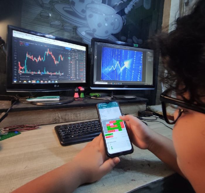 Ilustrasi investor tengah mengamati pergerakan IHSG lewat gawainya - - Foto: MI/ Agung S Wibowo