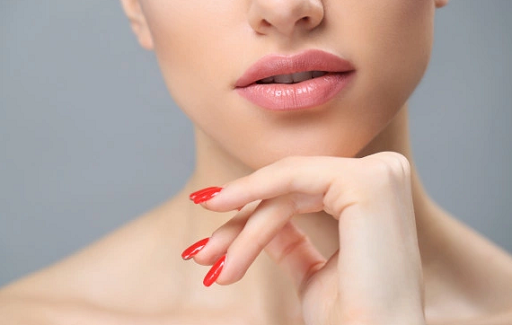Cara termudah dan paling umum untuk menjaga bibir tetap sehat dan penuh adalah menggunakan lip balm. (Foto: Ilustrasi. Dok. Freepik.com)