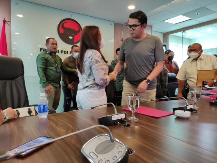 Begini Gerak-gerik Anggiat Saat Bertemu Arteria