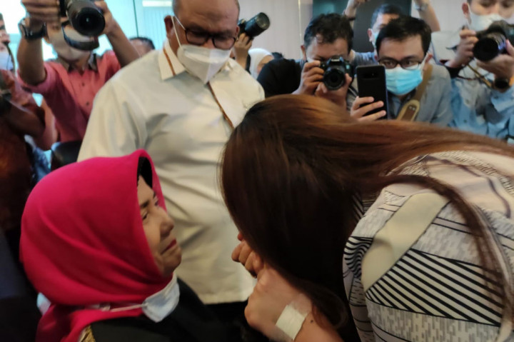 Momen Anggiat Pasaribu Minta Maaf-Cium Tangan Arteria Dahlan dan Ibunda