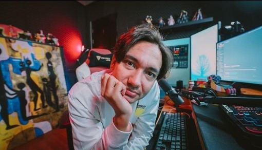 Kecintaan Adipati Dolken pada <i>Game</i>, Sampai Bikin Tinggal Kelas