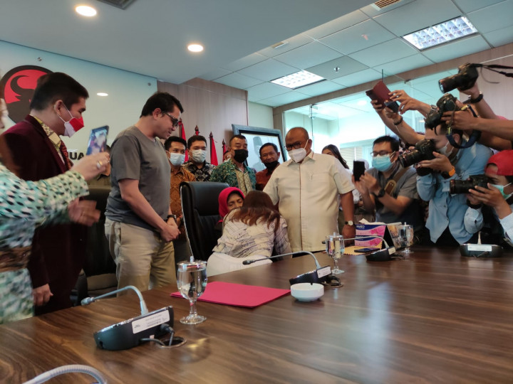 Bentakan Anggiat kepada Ibu Arteria Dahlan Berujung Tangis dan Maaf