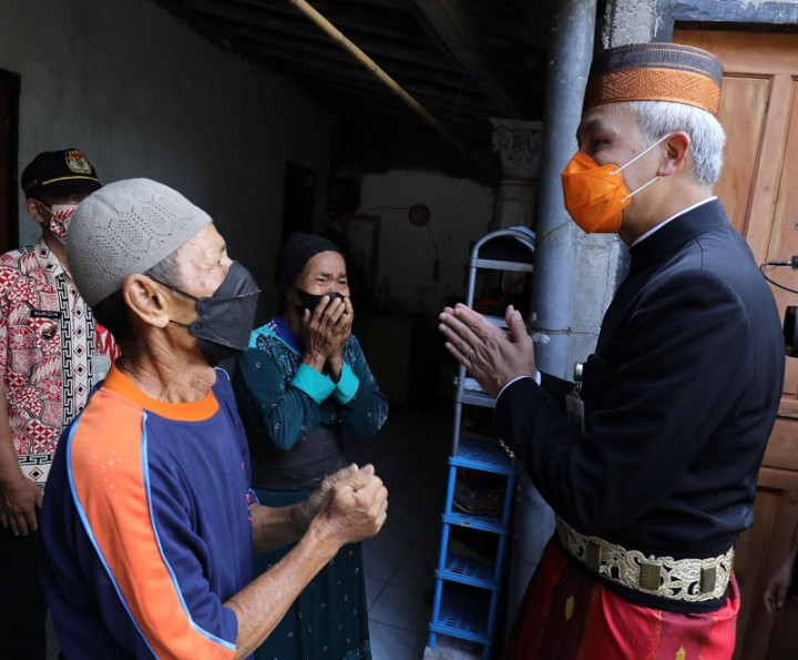 Hari Guru, Ganjar Perbaiki Rumah Guru Honorer di Semarang