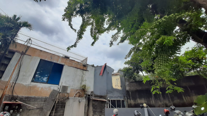 Bangunan di Atas Saluran Air Kemang Utara Mulai Dibongkar