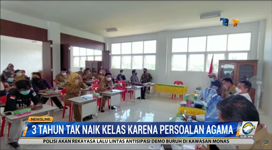 Pihak sekolah menyebut ketiganya tak naik kelas karena tak pernah mengikuti pelajaran agama, namun orang tuanya enggan memberi keterangan tertulis. Metro TV