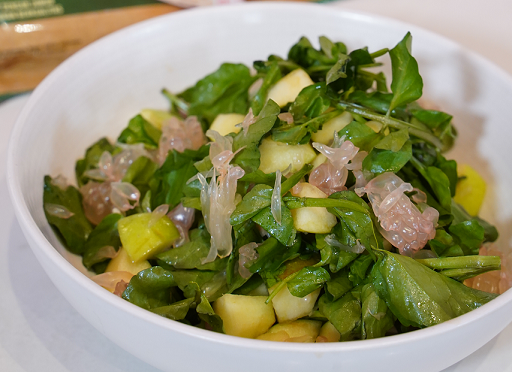 Resep salad apel saus madu ini memberikan sensasi rasa asam manis yang menggugah selera. (Foto: Dok. Unilever Indonesia)