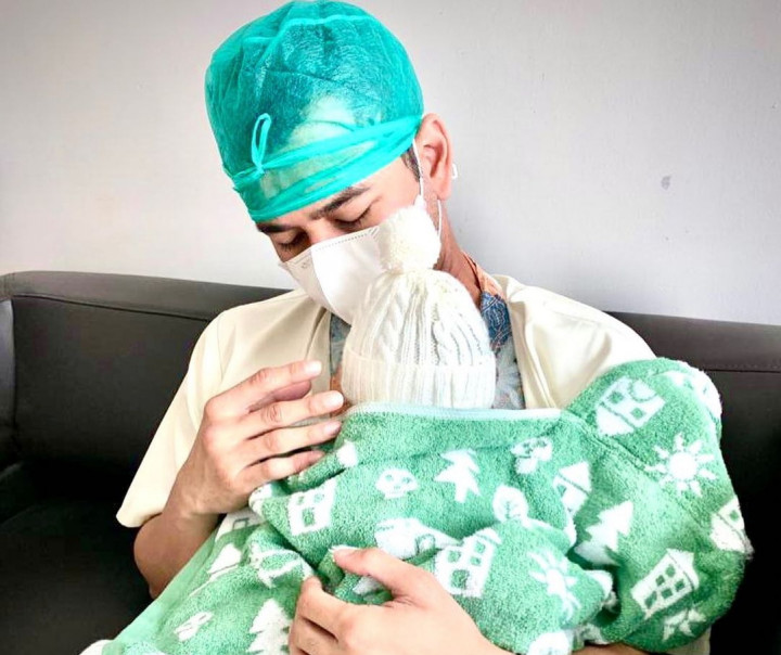 Teka-teki Nama Adik Rafathar, Raffi Bocorkan Inisial 'R'