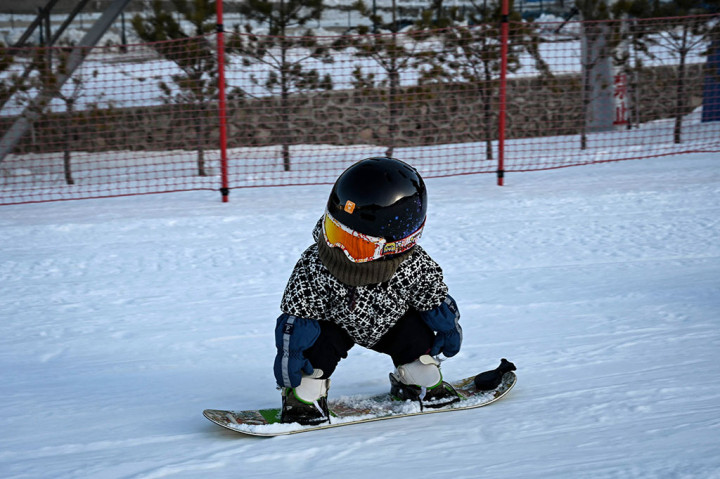 Aksi Bayi 11 Bulan Bermain Snowboarding Curi Perhatian dan Berita Utama di Tiongkok