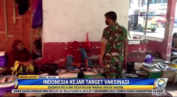 Babinsa di Sinjai Keliling Desa, Bujuk Warga untuk Ikut Vaksinasi