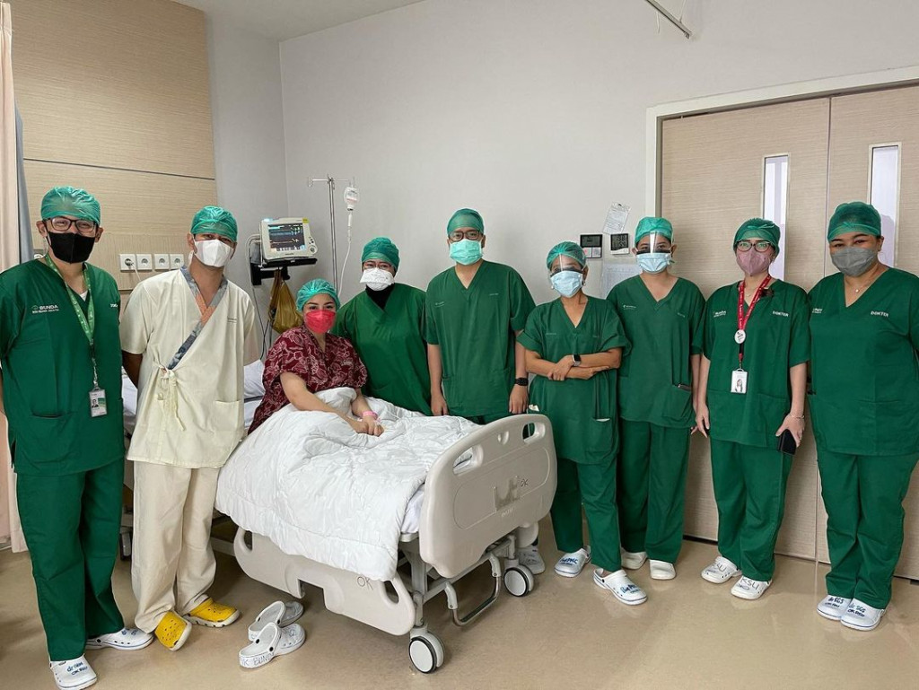 Raffi Ahmad dan Nagita Slavina bersama tim medis (Foto: instagram)