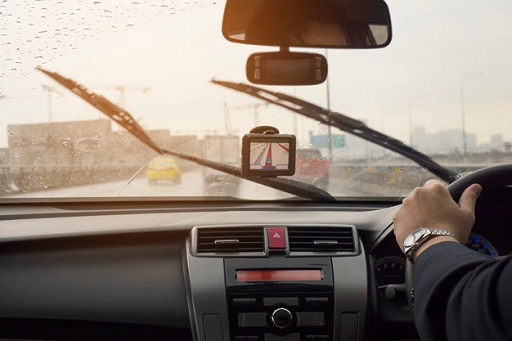 Kamu juga bisa menggunakan wiper dalam untuk menyeka embun yang terbentuk pada kaca mobil. (Foto: Ilustrasi. Dok. Freepik.com)