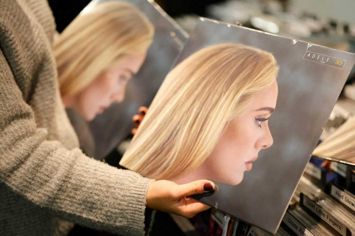 Adele Puncaki Tangga Lagu dan Album Inggris