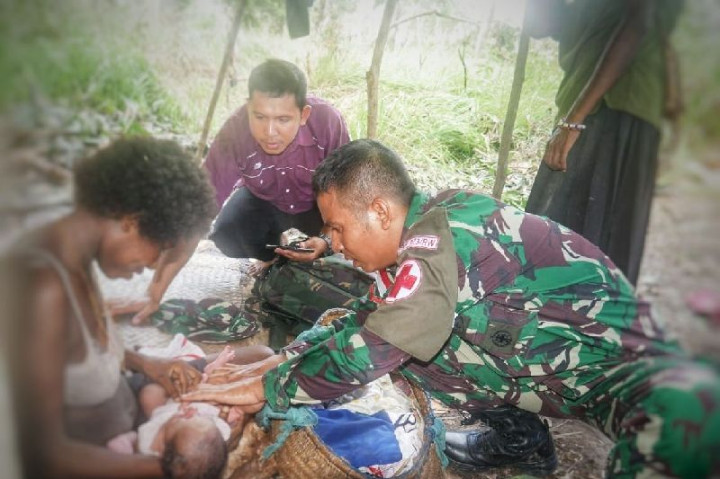 Satgas Pamtas RI-PNG Bantu Proses Ibu Melahirkan di Tengah Hutan