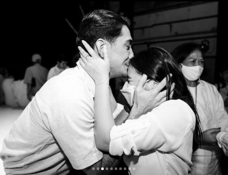 Reza Rahadian Cium Kening Prilly Latuconsina, Netizen <i>Baper</i>