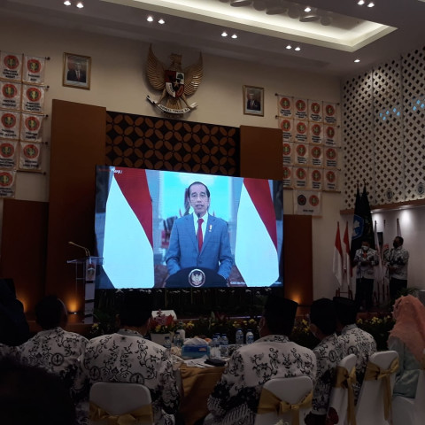 Jokowi Tantang Sekolah Buat Materi Pembelajaran Lebih Menarik dari Medsos