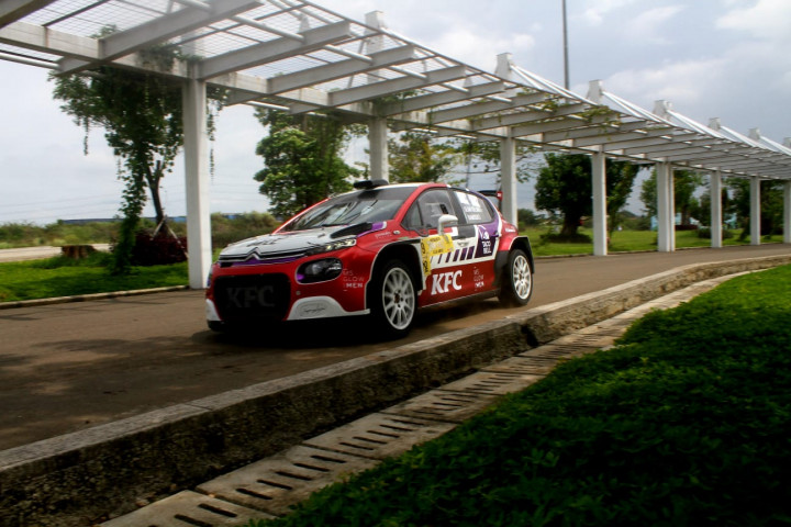 Sean Nikmati Reli dengan Dua Navigator