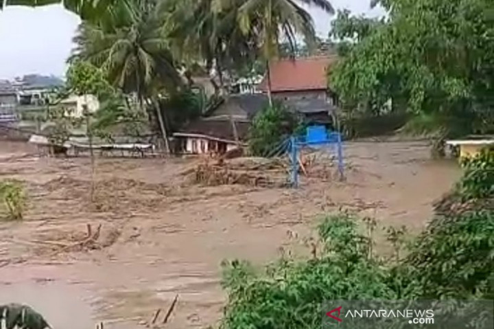 Permukiman Sukawening Garut Diterjang Banjir Bandang