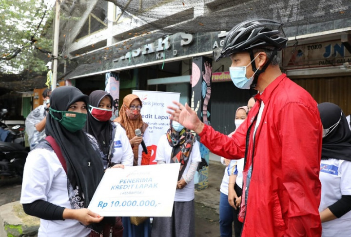 Ganjar Luncurkan Kredit Lapak, Khusus untuk Ibu-ibu