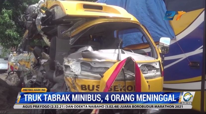 Truk Tabrak Minibus Rombongan Santri, 4 Orang Meninggal