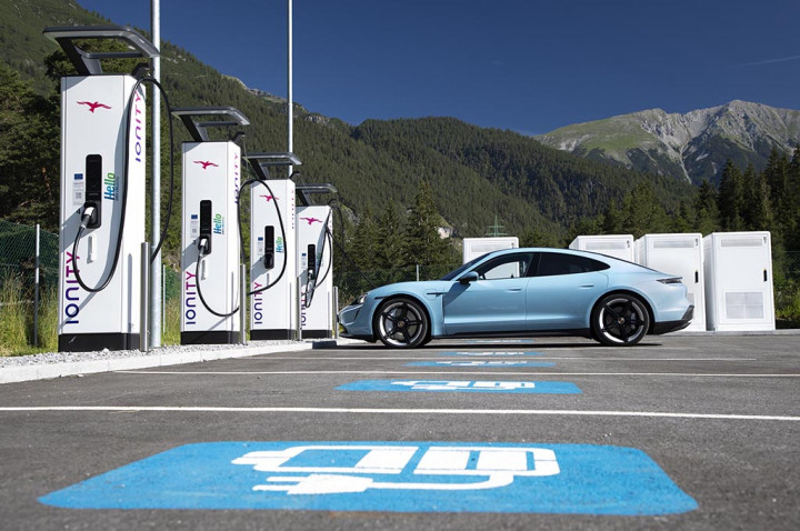 Pabrikan Otomotif Bersatu Kembangkan SPKLU