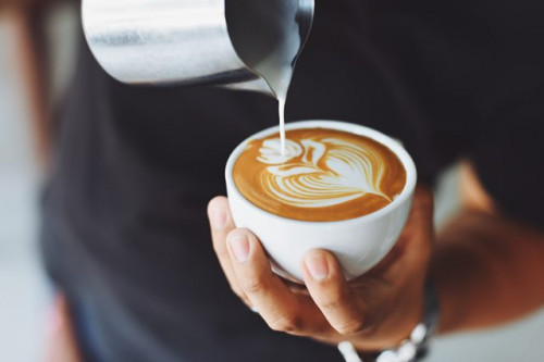   Pencinta kopi bertemu dalam ajang Jakarta Coffee Week 2021. (Foto: Ilustrasi/Pexels.com)