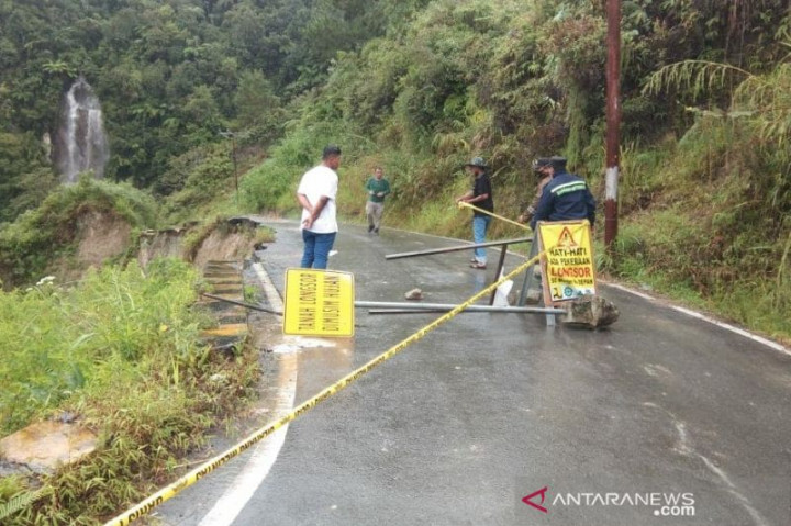 Jalan Longsor di Samosir Belum Bisa Dilalui Kendaraan