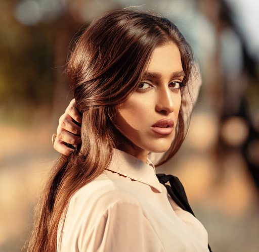 Rambut yang sering terpapar pewarna rambut, cairan bleaching, dan cairan pelurus rambut lama kelamaan dapat menjadi rapuh. (Foto: Ilustrasi. Dok. Unsplash.com)