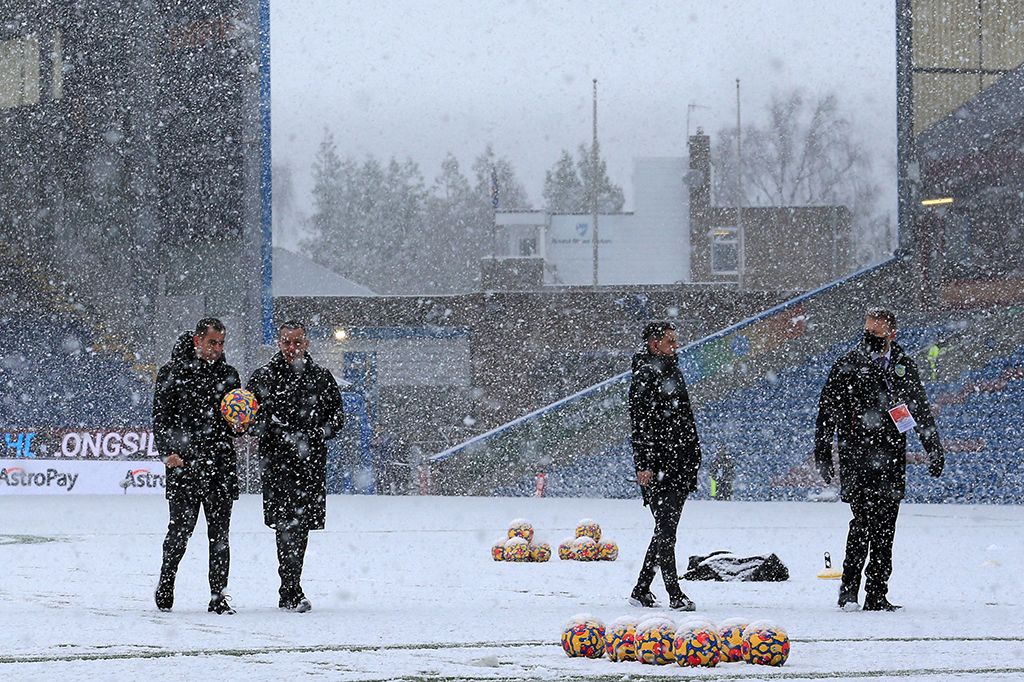 Foto: Salju Tebal Selimuti Stadion Turf Moor, Laga Burnley Vs Tottenham Ditunda