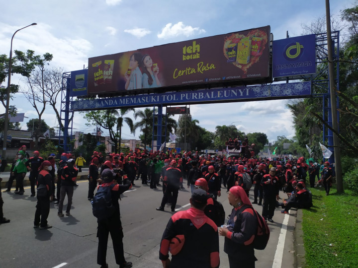 Gerbang Tol Pasteur-Kota Bandung Ditutup Sementara Akibat Aksi Buruh