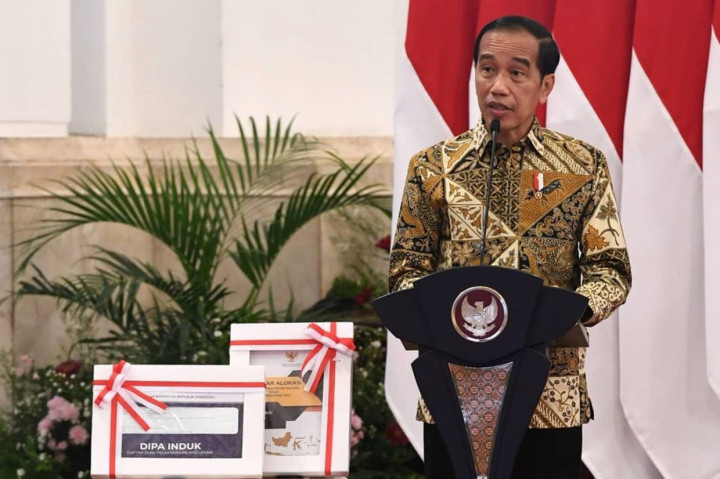 Foto: Jokowi Serahkan DIPA dan TKDD TA 2022