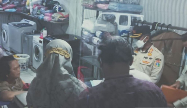 Satpol PP Jaksel Gerebek Kios <i>Laundry</i> yang Nyambi Jual Miras