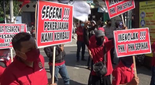Tolak Penetapan UMP, Buruh Kembali <i>Geruduk</i> Kantor Gubernur Jatim