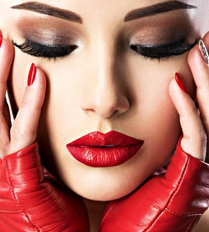Gunakan tampilan yang lebih intense dengan black smokey eye make up, dan sapuhan liner di bagian bulu mata bawah serta alis yang tegas. (Foto: Ilustrasi. Dok. Freepik.com)