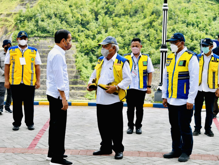 Ketika Jokowi Bujuk Menteri Basuki Beli Sepatu UMKM untuk Motoran