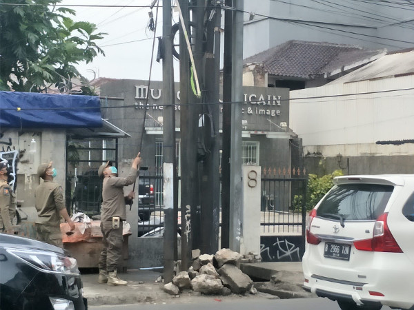 Cegah Gesekan, 64 Bendera Ormas di Jaksel Dicopot Satpol PP
