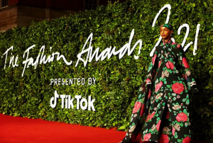 Busana Terbaik di Fashion Awards 2021, Dua Lipa hingga Gabrielle Union Tampil Memukau
