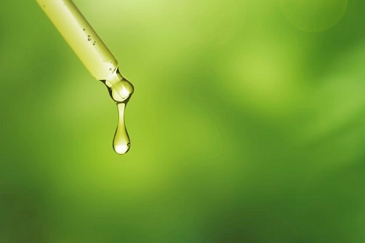 Serum wajah lebih banyak ditujukan untuk perawatan kulit usia 30 tahun ke atas, terutama untuk anti-aging. (Foto: Ilustrasi. Dok. Freepik.com)