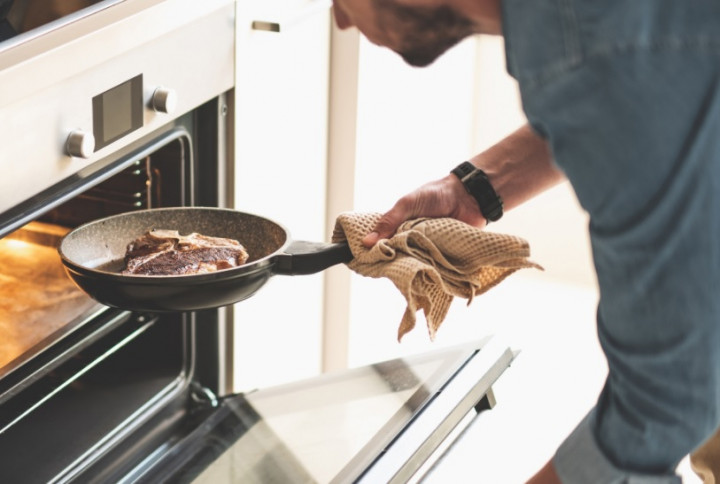 Cara Mudah Pilih Wajan yang Aman untuk Oven