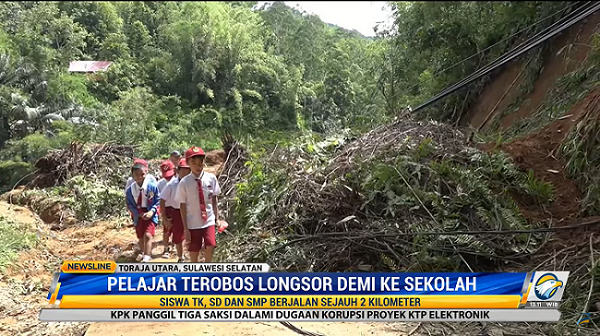 Warga Toraja Utara Nekat Terobos Jalan Tertimbun Longsor