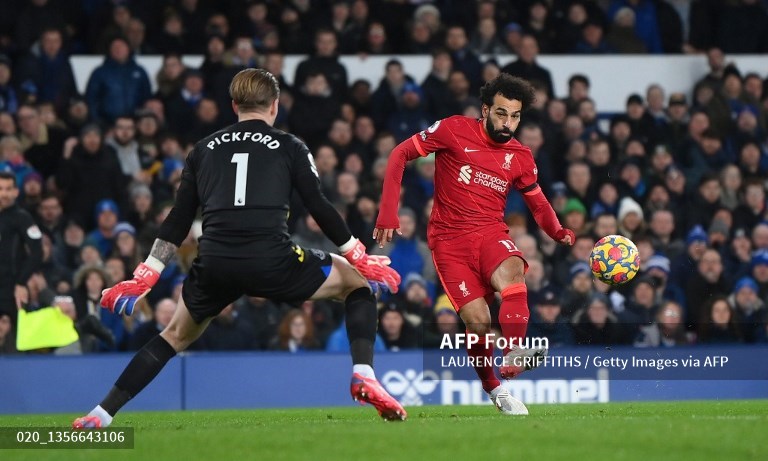 Penyerang Liverpool, Mohamed Salah, mencetak gol ke gawang Everton (AFP/Laurence Griffiths)
