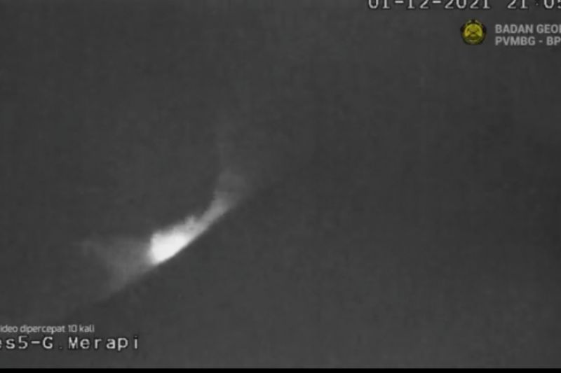 Gunung Merapi di perbatasan Daerah Istimewa Yogyakarta dan Jawa Tengah meluncurkan awan panas guguran ke arah barat daya pada Rabu (1/12/2021) malam. (ANTARA/HO-BPPTKG)