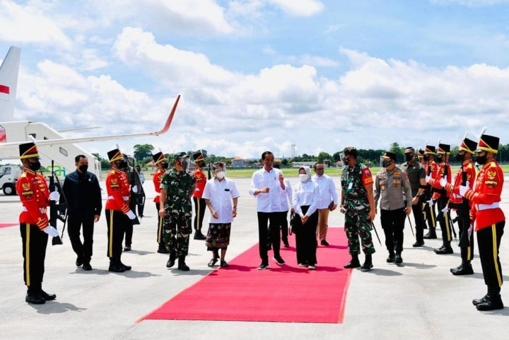 Tiba di Bali, Jokowi Disambut Pasukan Jajar Kehormatan
