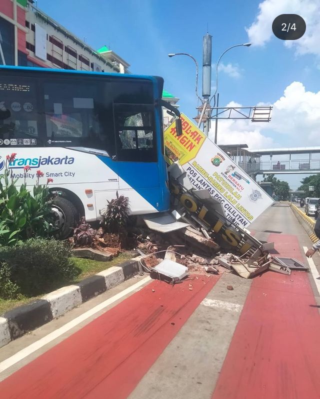 Tabrak Pospol di Jaktim, Sopir TransJakarta Diduga Hilang Kendali
