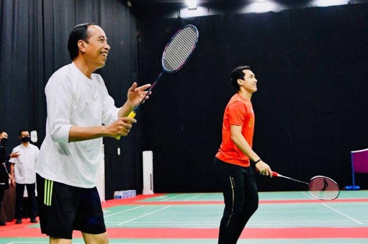 Momen Jokowi Main Bulu Tangkis Bareng Tim Thomas Indonesia